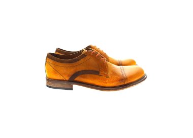 Men's safari lace-ups shoes handmade in genuine leather, yallow color with a bro