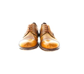 Men's safari lace-ups shoes handmade in genuine leather, yallow color with a bro