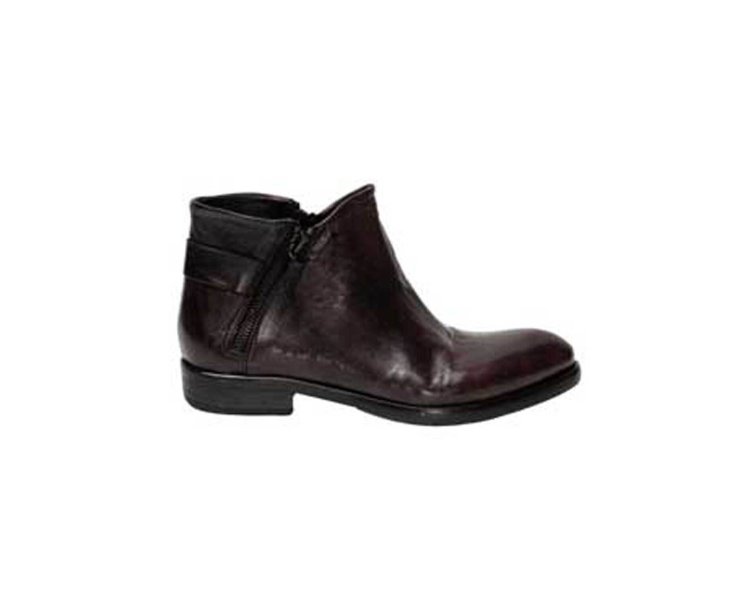 Handmade woman`s ankle boots in genuine leather 100% italian