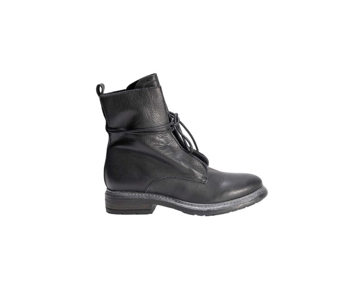 Handamade woman`s ankle boots in genuine lòeather 100% italian